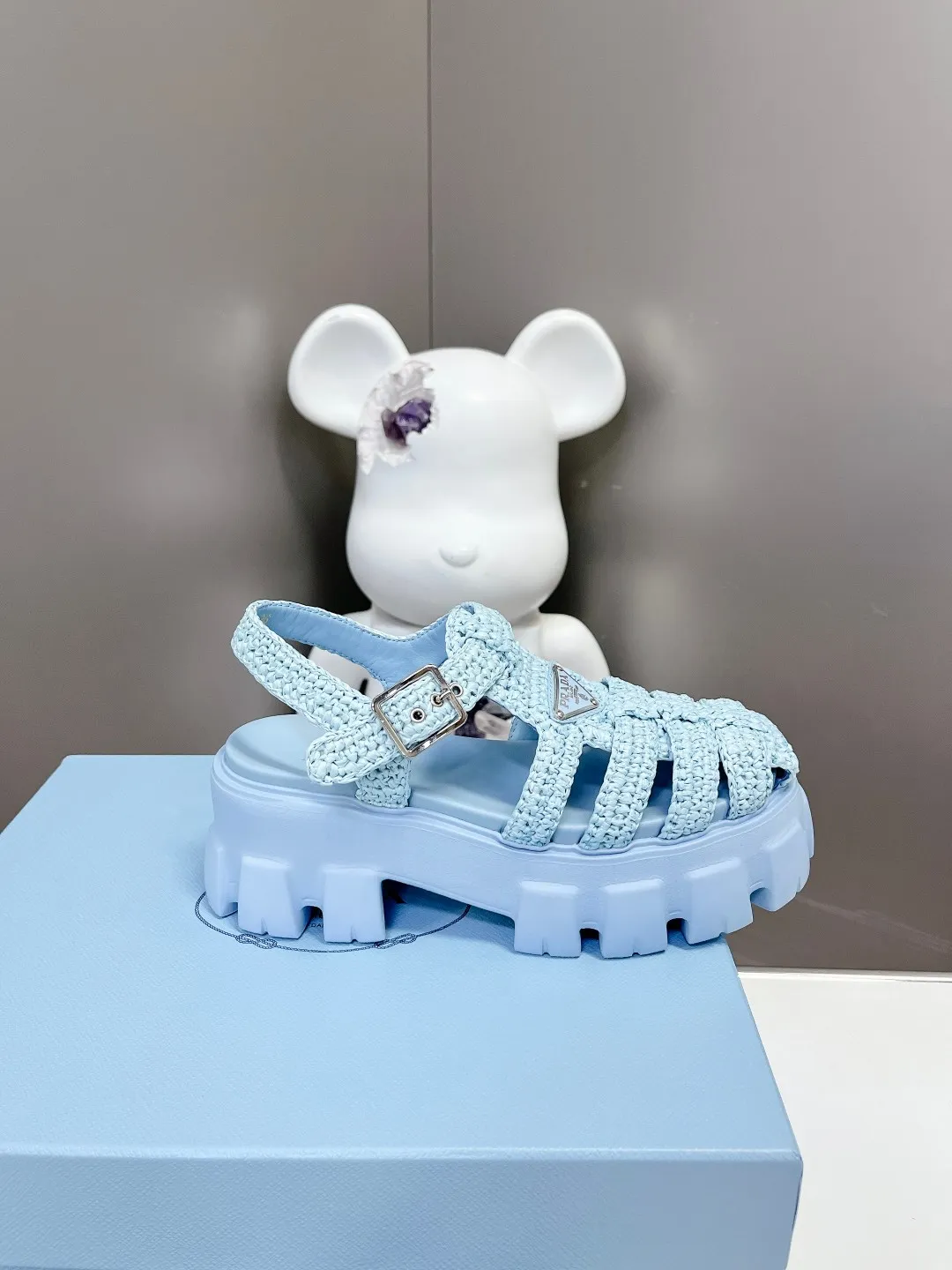 👟👟Ex-factory price 640👟👟 Straw 2023 exclusive version super hot🎊🎊🎊hot prada Prada cage shoes sawtooth Roman braided thick-soled rubber sandals retro fashionable and avant-garde gear teeth 55mm Thick-soled soles, the upper perfectly restores the original craftsmanship, and is made of purely hand-woven uppers. The cost is extremely high, making the whole pair of shoes light and comfortable, full of holiday feel, and bright colors 💐💐💐💐 to satisfy a variety of choices for fashionable people with different styles! The iconic metal triangle logo is paired with the shape of ancient beach sandals. Every design element is fashionable! Code number 35-40